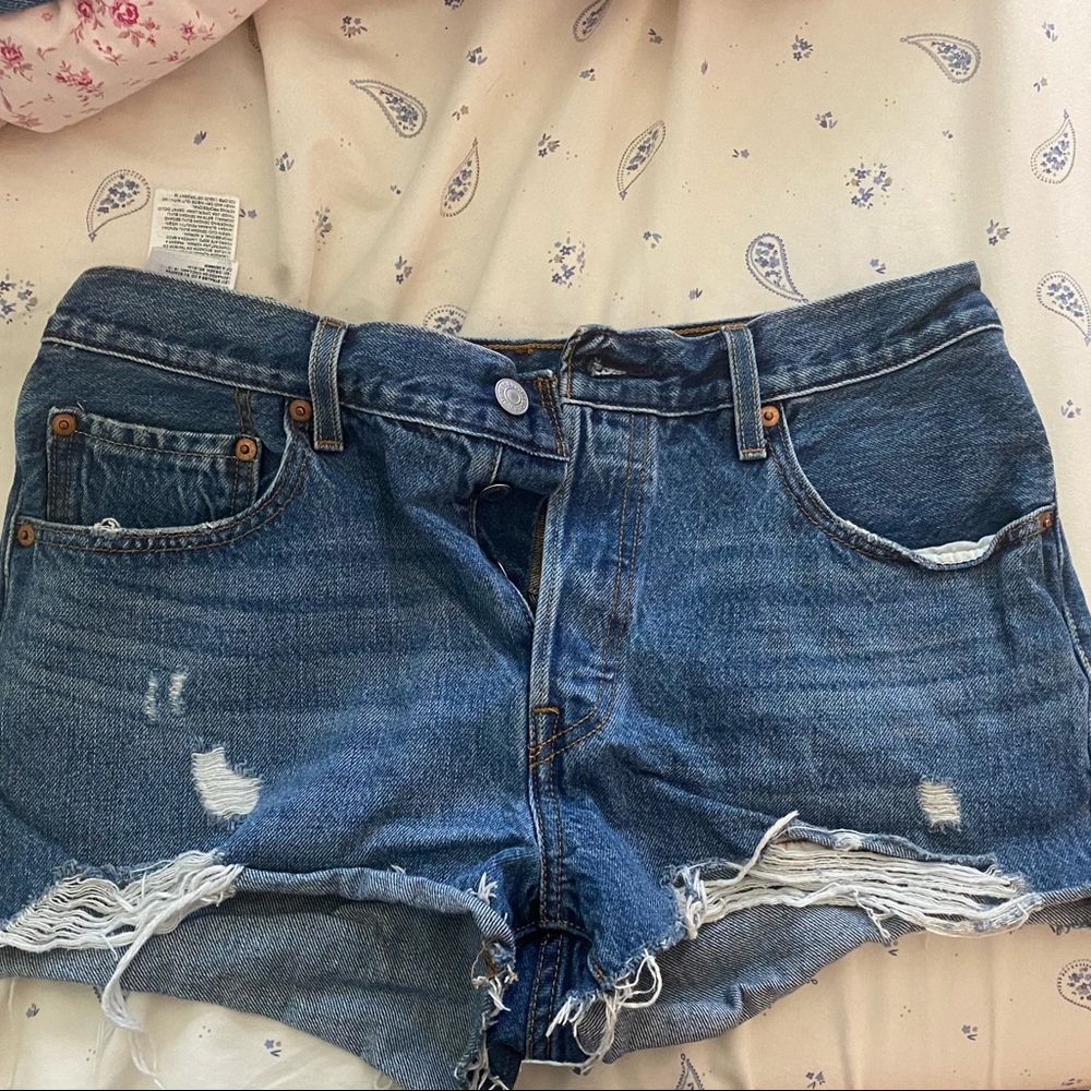 LEVI CUT OFF SHORTS